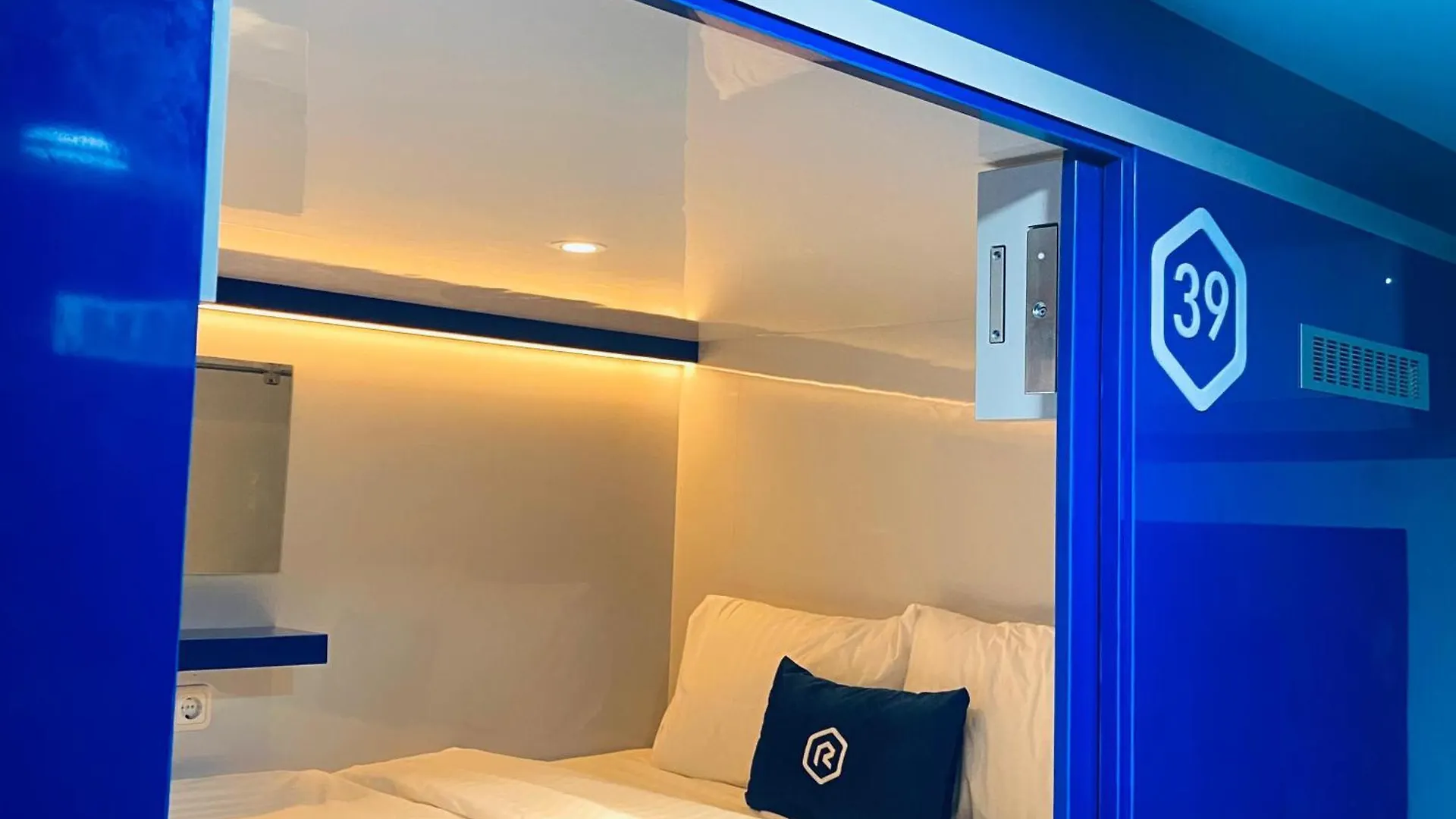 Rosalyne Sleepbox Denpasar Bali Hotel Seminyak  Capsule hotel Seminyak (Bali)