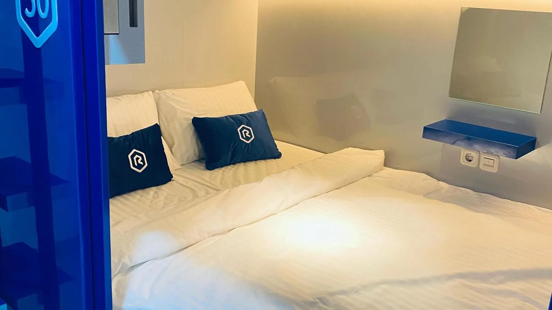 Capsulehotel Rosalyne Sleepbox Denpasar Bali Hotel Seminyak Indonesië