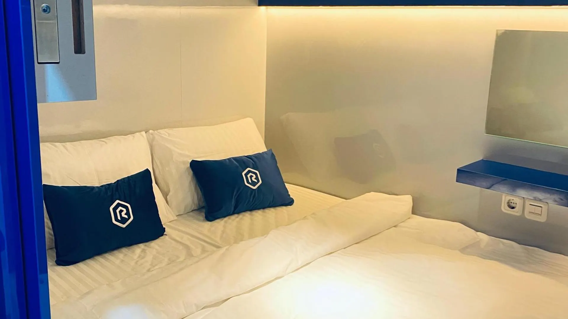 Rosalyne Sleepbox Denpasar Bali Hotel Seminyak 0*,