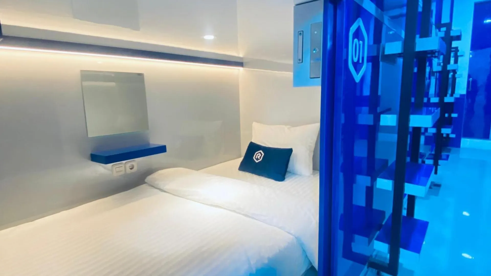 Rosalyne Sleepbox Denpasar Bali Hotel Seminyak Capsulehotel