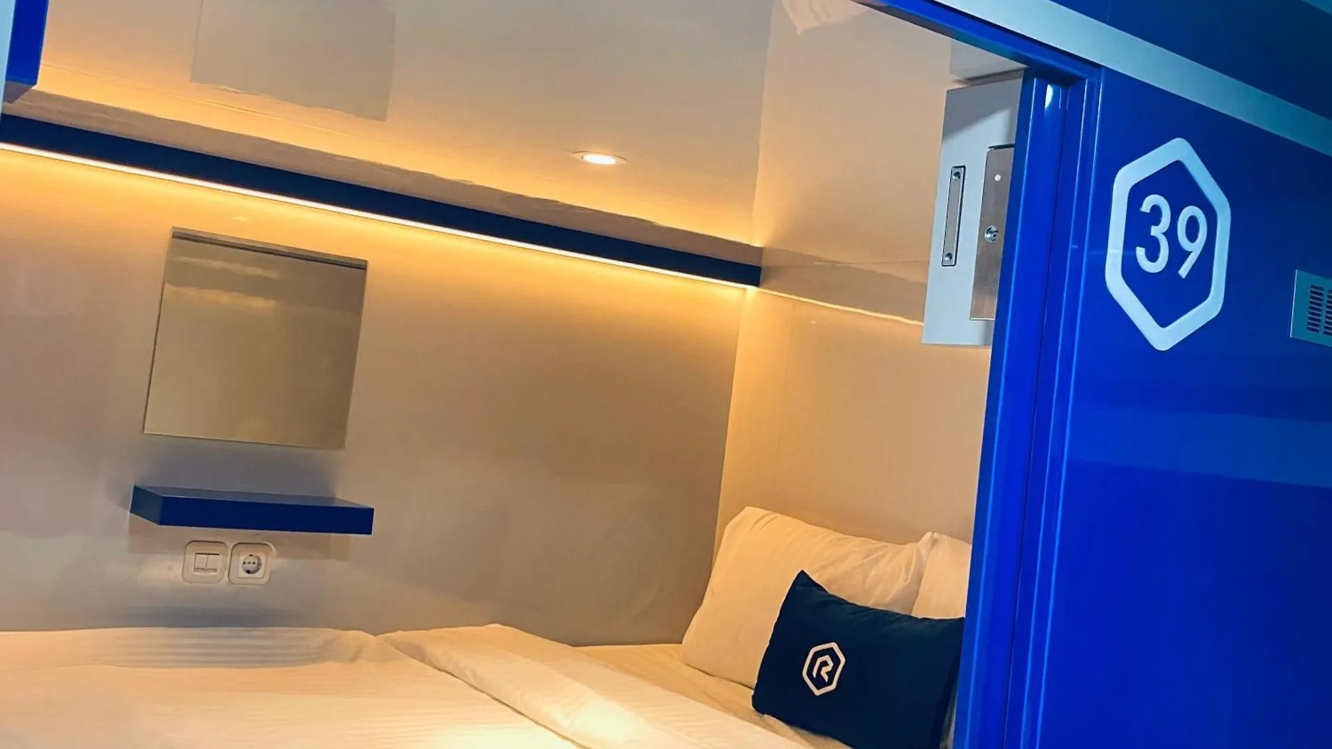 Rosalyne Sleepbox Denpasar Bali Hotel Seminyak Capsulehotel