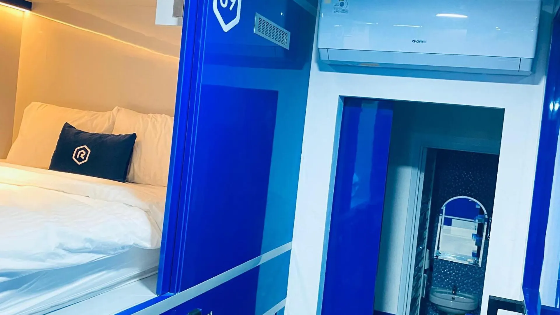 Capsulehotel Rosalyne Sleepbox Denpasar Bali Hotel Seminyak Indonesië